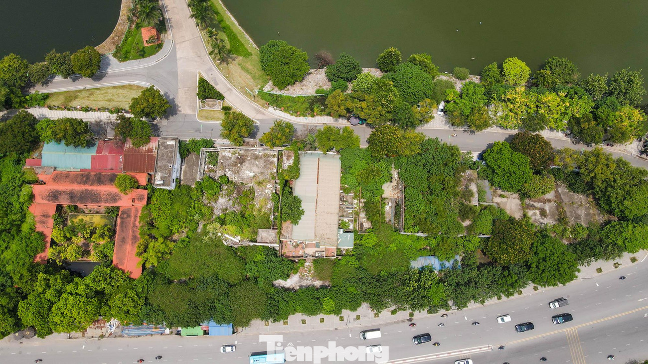 Lô đất có diện tích gần 30.000 m2, nằm ở địa chỉ 151-153 Yên Phụ, quận Tây Hồ, tuy nhiên đến nay dự án vẫn nằm "đắp chiếu", chưa triển khai do vướng về vấn đề giải phóng mặt bằng và giao đất cho chủ đầu tư. Lô đất có diện tích gần 30.000 m2, nằm ở địa chỉ 151-153 Yên Phụ, quận Tây Hồ, tuy nhiên đến nay dự án vẫn nằm "đắp chiếu", chưa triển khai do vướng về vấn đề giải phóng mặt bằng và giao đất cho chủ đầu tư.