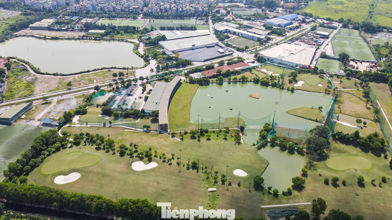 Dự án khu công viên thể thao, cây xanh quận Hà Đông được tỉnh Hà Tây cũ phê duyệt quy hoạch trên địa bàn phường Hà Cầu và Kiến Hưng từ năm 2008 với diện tích 96,7 ha. Dự kiến khu công viên cây xanh gồm các hạng mục chính: Cổng vào, cây xanh công cộng, hồ điều hòa, mương tiêu kết hợp cảnh quan, đường giao thông, đường dạo, khu chợ sinh vật cảnh, chợ tiểu thủ công nghiệp, sân tập golf… được khai thác theo loại hình công viên mở, không xây hàng rào ngăn cách. Dự án khu công viên thể thao, cây xanh quận Hà Đông được tỉnh Hà Tây cũ phê duyệt quy hoạch trên địa bàn phường Hà Cầu và Kiến Hưng từ năm 2008 với diện tích 96,7 ha. Dự kiến khu công viên cây xanh gồm các hạng mục chính: Cổng vào, cây xanh công cộng, hồ điều hòa, mương tiêu kết hợp cảnh quan, đường giao thông, đường dạo, khu chợ sinh vật cảnh, chợ tiểu thủ công nghiệp, sân tập golf… được khai thác theo loại hình công viên mở, không xây hàng rào ngăn cách.