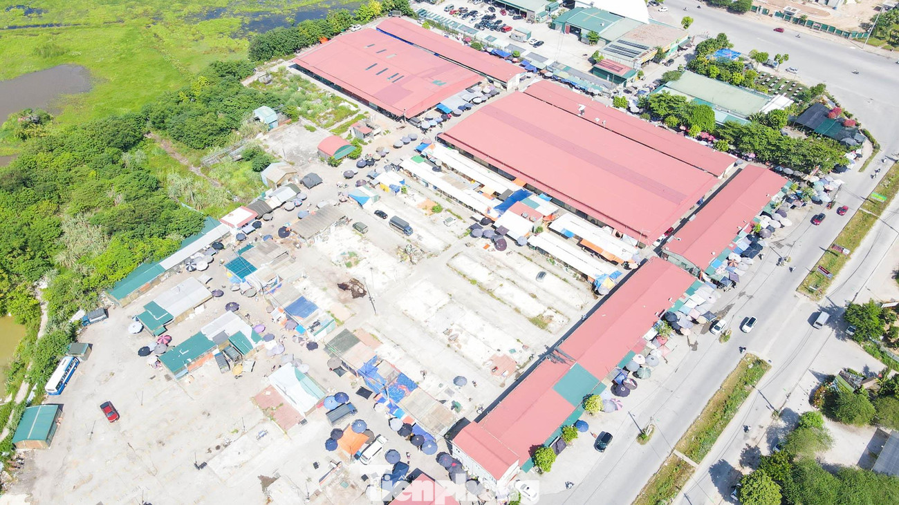 Các khu đất trong dự án công viên hiện đang là tổ hợp sân golf, sân bóng đá, hồ và nhiều nhà hàng, kho bãi, nhà xưởng lợp tôn san sát nhau. Các khu đất trong dự án công viên hiện đang là tổ hợp sân golf, sân bóng đá, hồ và nhiều nhà hàng, kho bãi, nhà xưởng lợp tôn san sát nhau.