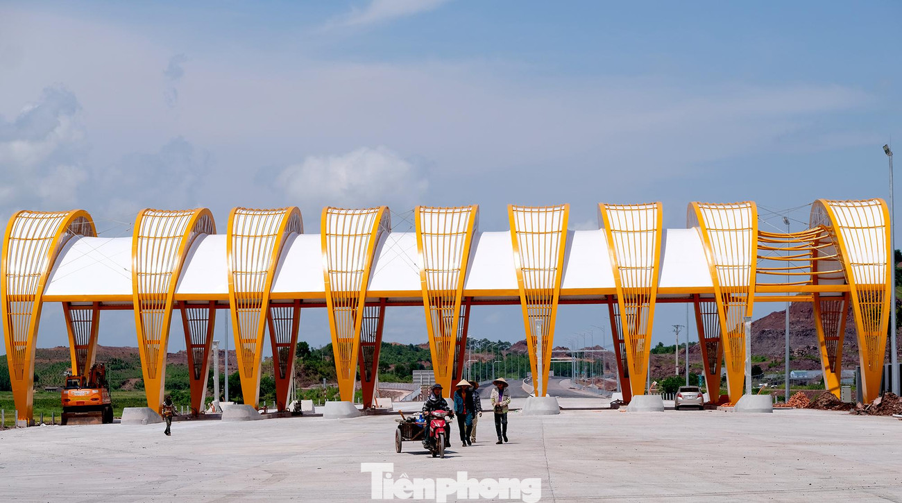 Các khu trạm thu phí tại đầu và cuối tuyến, các nhánh rẽ cũng đã được lắp dựng hoàn thiện. Các khu trạm thu phí tại đầu và cuối tuyến, các nhánh rẽ cũng đã được lắp dựng hoàn thiện.