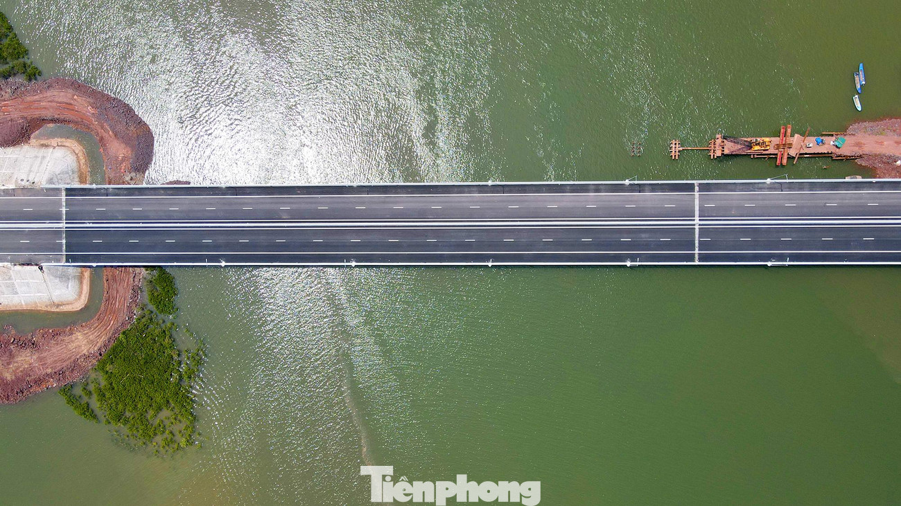 Việc đưa tuyến đường cao tốc Vân Đồn - Móng Cái vào khai thác, Quảng Ninh sẽ trở thành địa phương có số km đường cao tốc dài nhất cả nước (khoảng 200km). Việc đưa tuyến đường cao tốc Vân Đồn - Móng Cái vào khai thác, Quảng Ninh sẽ trở thành địa phương có số km đường cao tốc dài nhất cả nước (khoảng 200km).