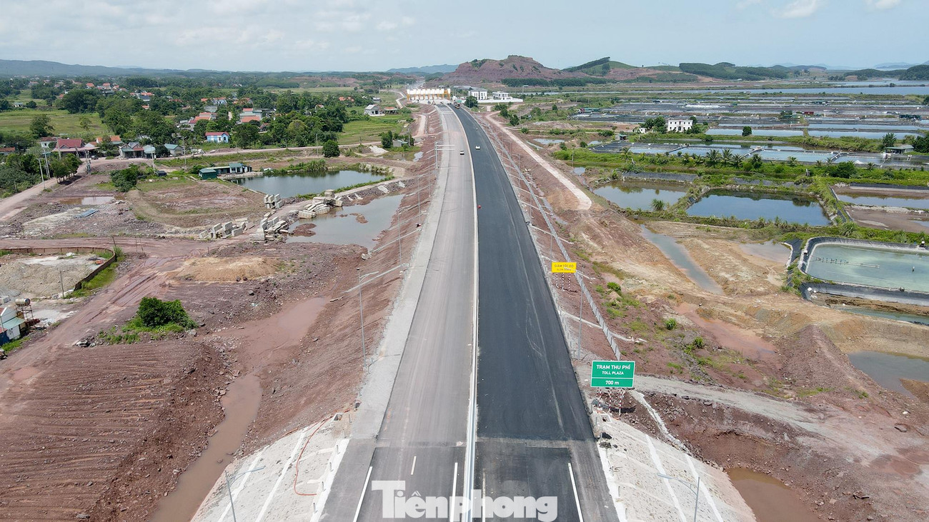 Theo dự kiến, trước ngày 15/7 sẽ hoàn thành thảm nhựa mặt đường lớp 3 và hoàn thành thảm bê tông nhựa làn dừng khẩn cấp vào ngày 20/7. Theo dự kiến, trước ngày 15/7 sẽ hoàn thành thảm nhựa mặt đường lớp 3 và hoàn thành thảm bê tông nhựa làn dừng khẩn cấp vào ngày 20/7.