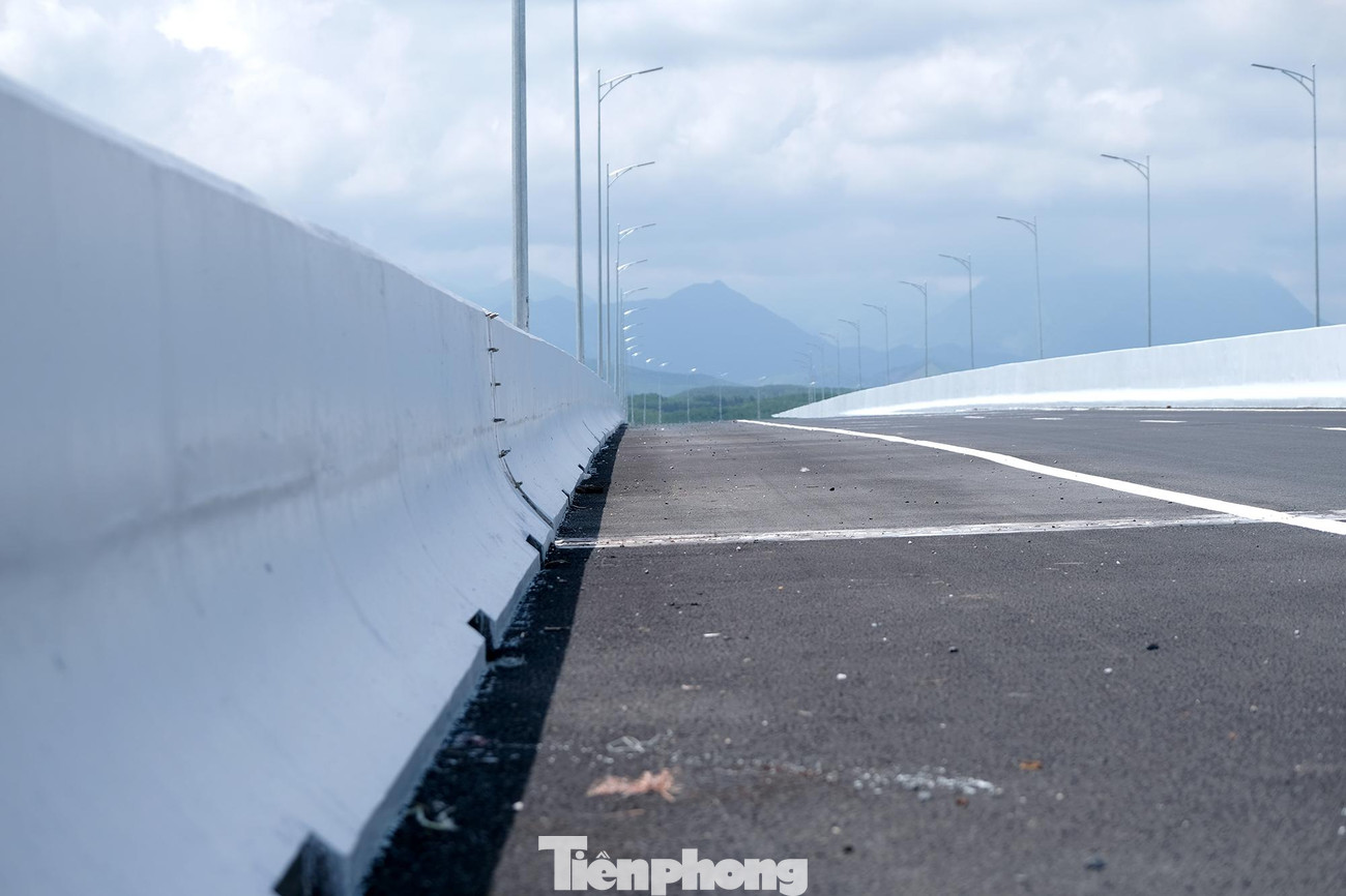 Hệ thống đèn chiếu sáng cũng đã được lắp đặt. Hệ thống đèn chiếu sáng cũng đã được lắp đặt.