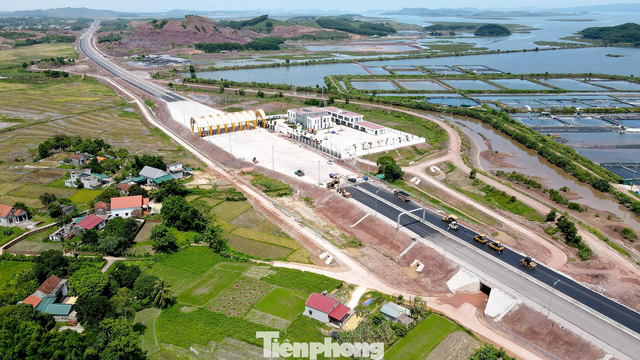 Dự án đường cao tốc Vân Đồn - Móng Cái khởi công vào tháng 4/2019, có tổng chiều dài khoảng 80 km, quy mô đường cao tốc 4 làn xe, vận tốc tối đa 120 km/giờ với tổng kinh phí hơn 11 nghìn tỷ đồng. Dự án đường cao tốc Vân Đồn - Móng Cái khởi công vào tháng 4/2019, có tổng chiều dài khoảng 80 km, quy mô đường cao tốc 4 làn xe, vận tốc tối đa 120 km/giờ với tổng kinh phí hơn 11 nghìn tỷ đồng.