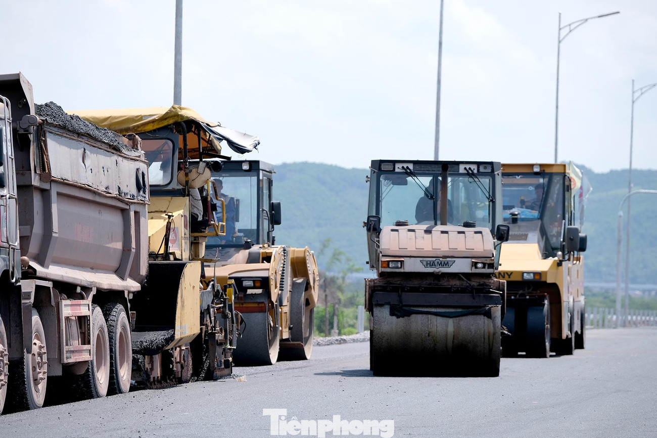 Ở thời điểm hiện tại, tuyến Vân Đồn - Tiên Yên dài hơn 16km đã cơ bản hoàn thành, còn một số hạng mục như thảm nhựa, sơn vạch kẻ đường, lắp đặt hệ thống biển báo... đang được gấp rút hoàn thành. Ở thời điểm hiện tại, tuyến Vân Đồn - Tiên Yên dài hơn 16km đã cơ bản hoàn thành, còn một số hạng mục như thảm nhựa, sơn vạch kẻ đường, lắp đặt hệ thống biển báo... đang được gấp rút hoàn thành.