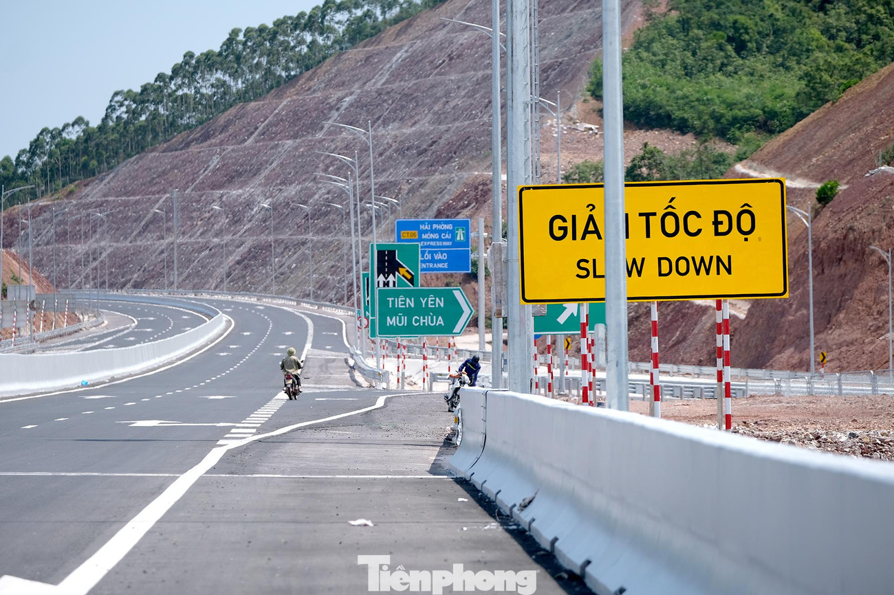 Cao tốc Vân Đồn - Móng Cái được chia thành 2 dự án gồm tuyến Vân Đồn - Tiên Yên dài hơn 16km, sử dụng vốn ngân sách nhà nước và tuyến Tiên Yên - Móng Cái có tổng chiều dài 63km được đầu tư theo hình thức BOT (đầu tư - khai thác - chuyển giao) do Công ty TNHH Đầu tư và phát triển hạ tầng Vân Đồn là chủ đầu tư. Cao tốc Vân Đồn - Móng Cái được chia thành 2 dự án gồm tuyến Vân Đồn - Tiên Yên dài hơn 16km, sử dụng vốn ngân sách nhà nước và tuyến Tiên Yên - Móng Cái có tổng chiều dài 63km được đầu tư theo hình thức BOT (đầu tư - khai thác - chuyển giao) do Công ty TNHH Đầu tư và phát triển hạ tầng Vân Đồn là chủ đầu tư.