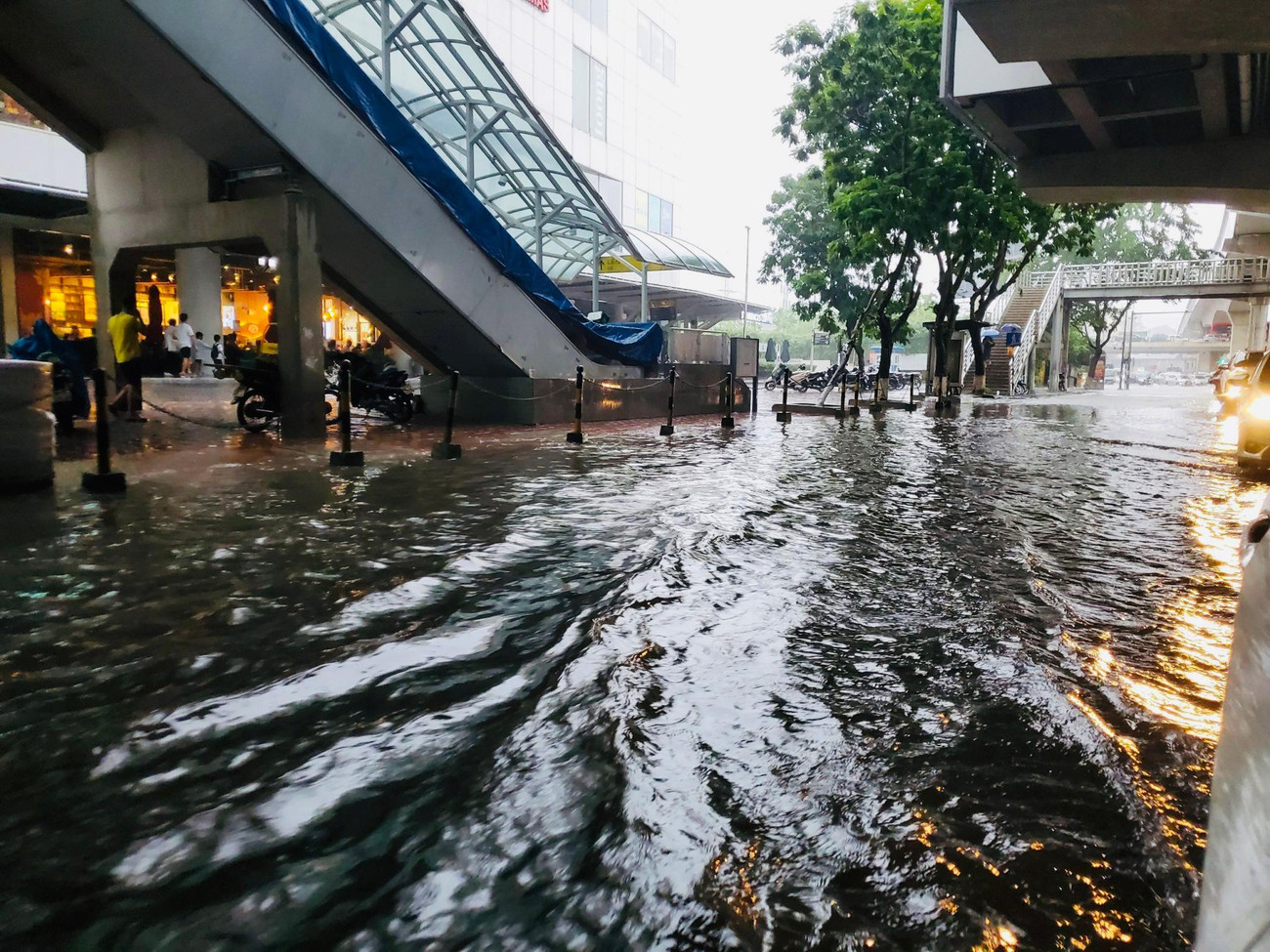 Rất nhiều tuyến phố ở Thủ đô đã ngập nặng sau cơn mưa lớn bất ngờ chiều nay.