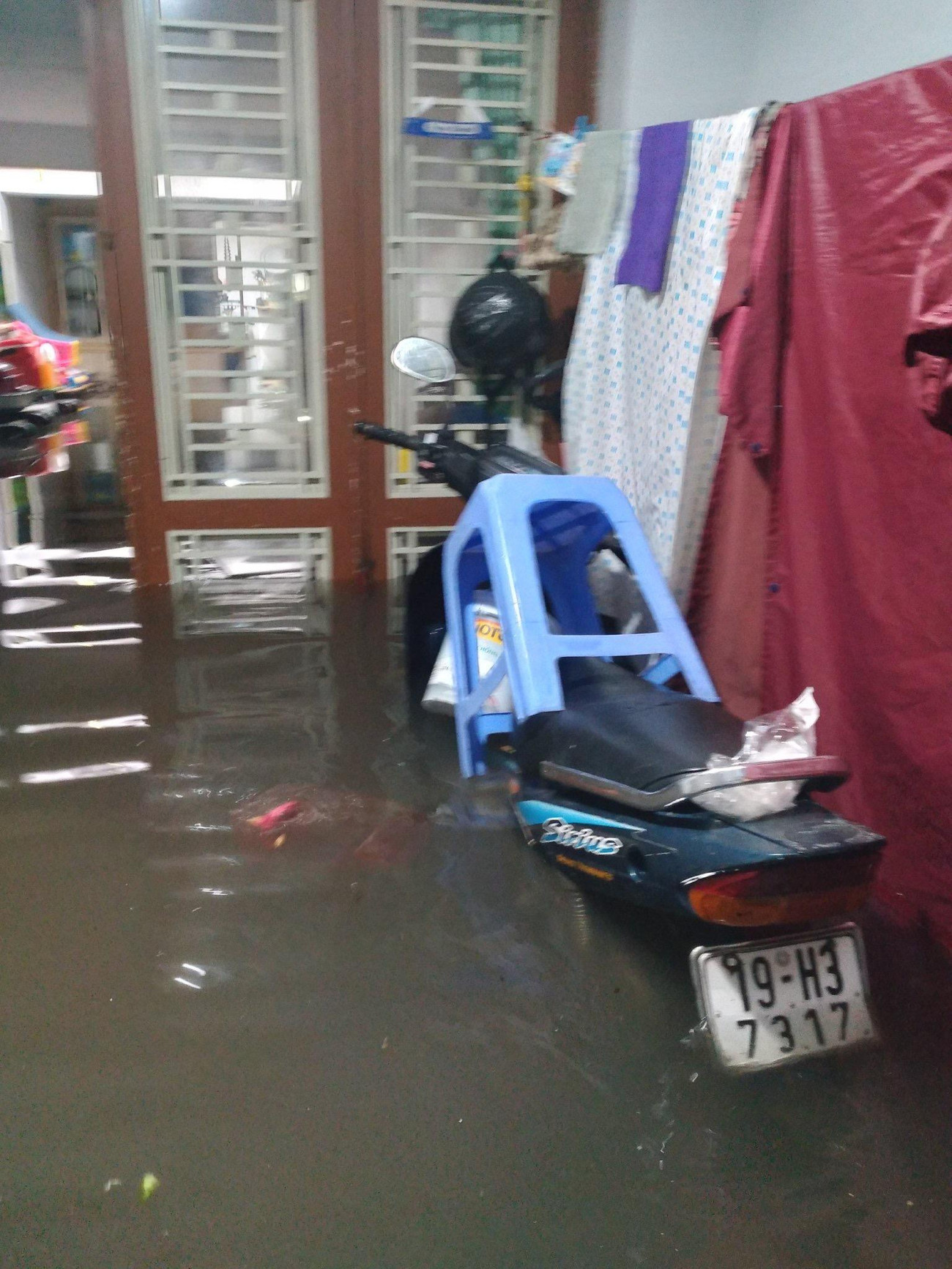 Phố Hoa Bằng nước ngập trùm gần hết cả xe máy trong nhà.