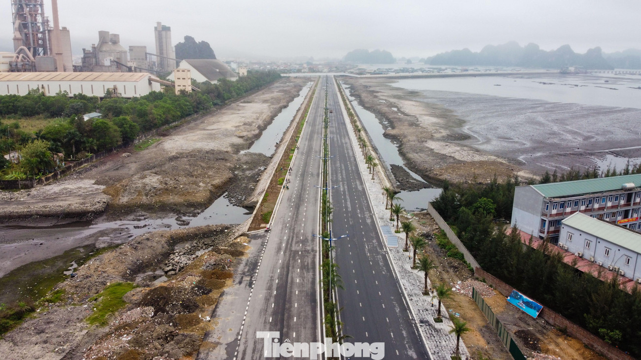 Thời điểm hiện tại, đoạn đường bao biển thuộc địa phận Tp.Cẩm Phả đã hoàn thiện hệ thống vỉa hè, cây xanh và đèn chiều sáng.