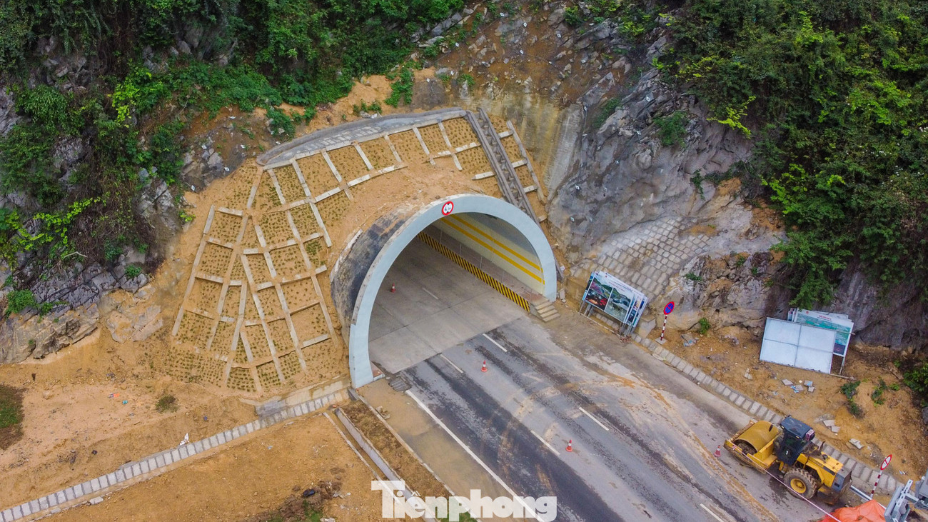 Dự án đường bao biển Hạ Long - Cẩm Phả khởi công vào tháng 8/2019 với thiết kế 4 làn xe cơ giới, vận tốc tối đa 60km/h, chiều dài 18,7km, tổng mức đầu tư 1.364 tỷ đồng.