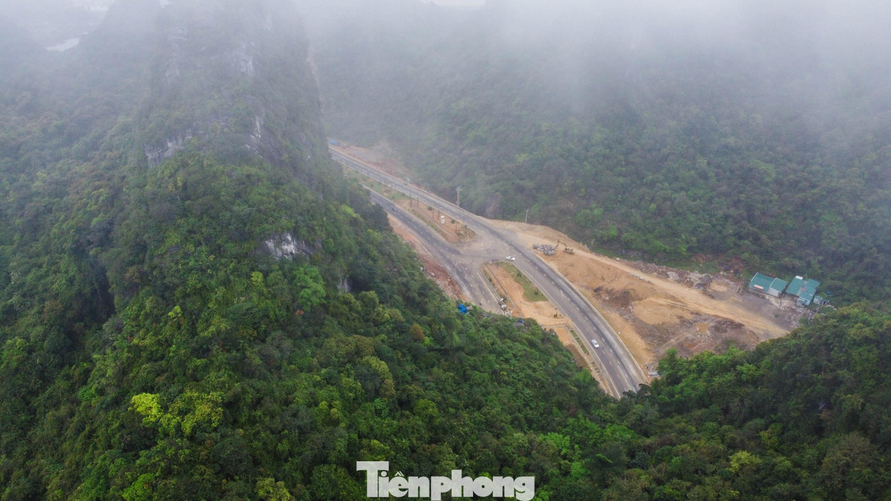 Đây cũng chính là công trình giao thông kết nối, mở rộng không gian phát triển đô thị, du lịch của 2 trung tâm kinh tế, du lịch của tỉnh Quảng Ninh là TP Hạ Long và TP Cẩm Phả.