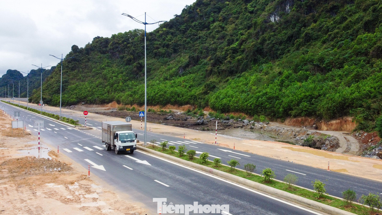 Đại diện BQL các công trình giao thông tỉnh Quảng Ninh cho biết, đến nay giai đoạn 1 cơ bản đã hoàn thành và đã đưa vào hoạt động. Giai đoạn 2 gồm vỉa hè, cây xăng, hệ thống chiếu sáng sẽ được bàn giao cho hai thành phố Hạ Long và Quảng Ninh để tiếp tục thi công.