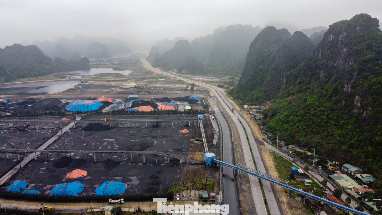 Dọc tuyến đường đi qua còn có hàng loạt điểm đến du lịch nổi tiếng như các di tích quanh núi Bài Thơ (Hạ Long), các bãi tắm, khu nghỉ dưỡng suối khoáng nóng Quang Hanh, kết nối tới khu du lịch tâm linh Đền Cửa Ông…
