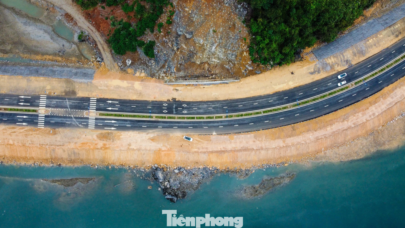 Sau đó, UBND tỉnh Quảng Ninh đã phê duyệt điều chỉnh toàn bộ tuyến từ 4 lên 6 làn xe; hoàn chỉnh các hạng mục hầm qua núi, cầu, cống qua đường, thoát nước ngang đường. Tổng mức đầu tư điều chỉnh dự án là 2.290 tỷ đồng.