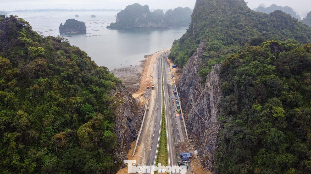 Tuyến đường được thiết kế với vận tốc tối đa 60km/h, uốn lượn xung quanh chân những dãy núi đá vôi đặc trưng của Hạ Long, Cẩm Phả.