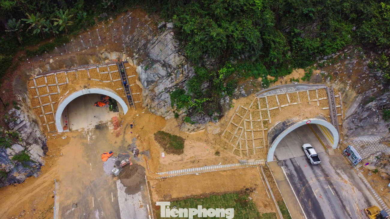 Điểm nhấn của tuyến đường bao biển Hạ Long - Cẩm Phả là đoạn hầm xuyên núi (khu vực vịnh Bái Tử Long). Đoạn hầm này có thiết kế dài 235m, với 2 ống hầm, mỗi ống 3 làn xe và được triển khai từ tháng 3/2021.