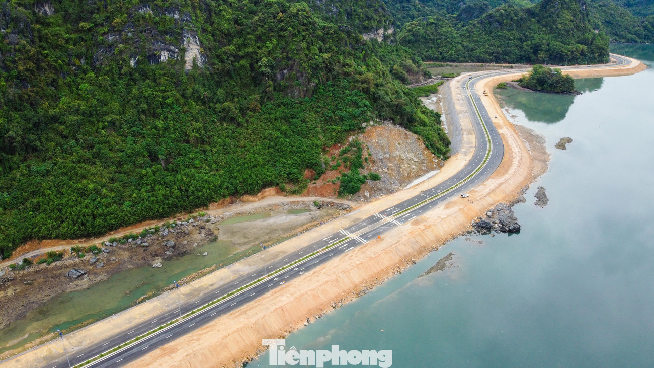 Tuyến đường này có sự kết hợp độc đáo của núi và biển với những cảnh quan đặc sắc, phong phú.