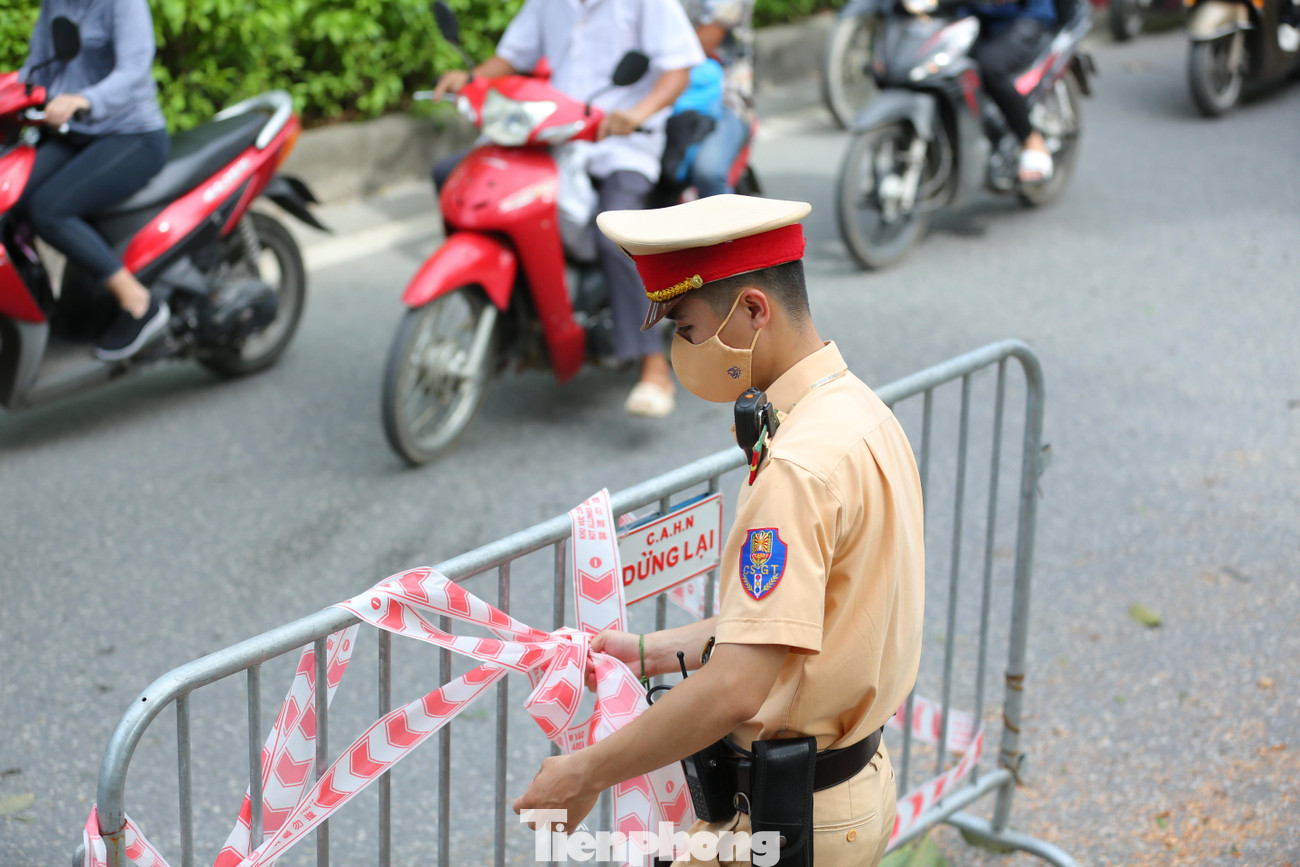 Thông tin nhanh với báo Tiền Phong, cán bộ Đội CSGT số 2, Phòng CSGT Công an Hà Nội, cho hay cây đổ từ hơn 2h sáng cùng ngày.