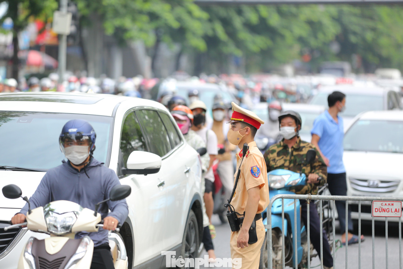 Lực lượng chức năng vất vả căng mình phân luồng.