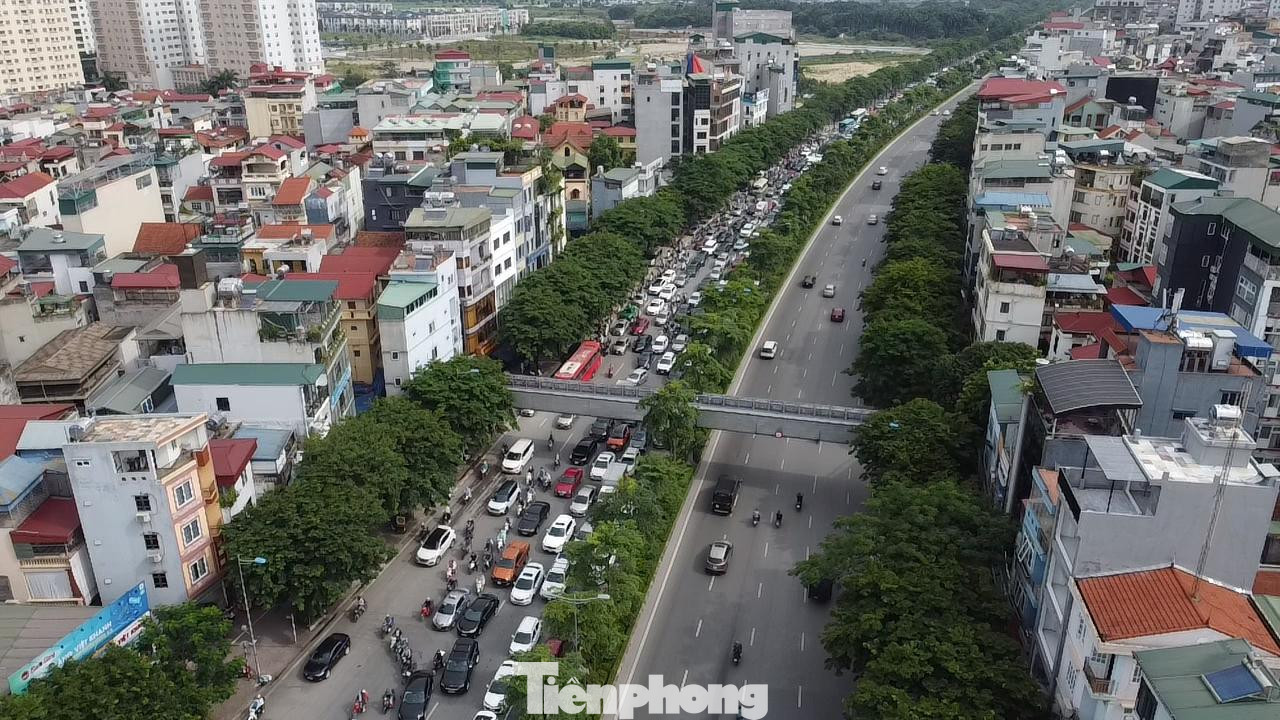 Đến khoảng 9h sáng cùng ngày, lực lượng chức năng tháo gỡ rào chắn, để các phương tiện lưu thông qua tuyến đường vành đai 2 bình thường. Tuy nhiên 1 phần làn đường bị cây đổ thu hẹp nên các phương tiện vẫn lưu thông khó khăn khi qua đây.