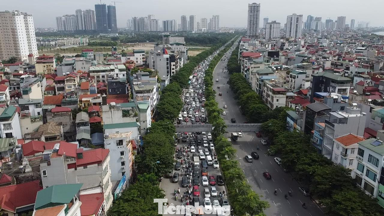 Sáng 13/6, một cành lớn của cây đa giữa đường Võ Chí Công gãy đổ. Vị trí cây nằm ở gần nút giao Bưởi - Võ Chí Công.