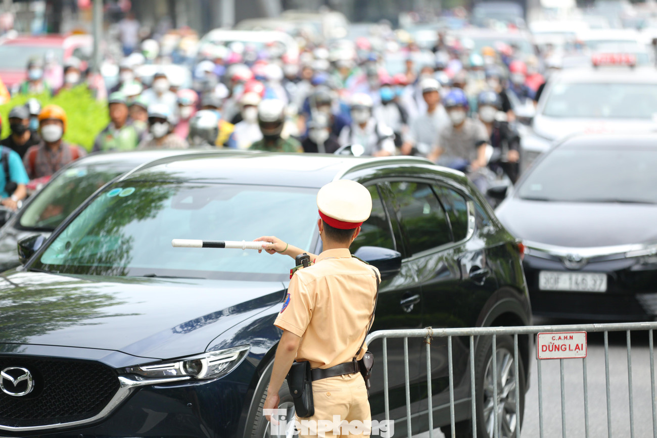 Nhận tin báo, đơn vị đã cử lực lượng tới phân luồng từ lúc 5h sáng, đồng thời phối hợp với Công ty Công viên cây xanh Hà Nội xử lý hiện trường,