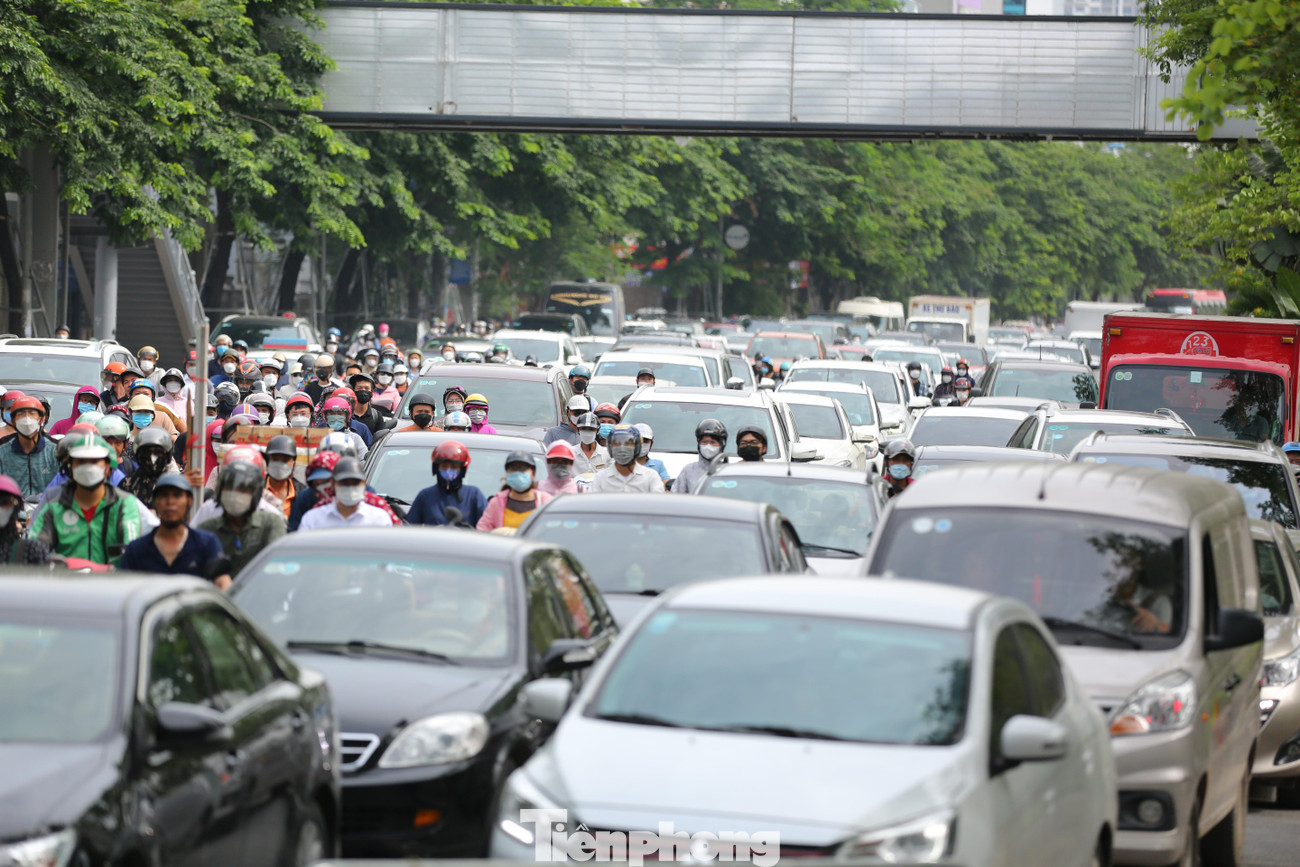 Nhánh của cây đa bị đổ đè chắn ngang một làn đường vành đai 2 gây ùn tắc kéo dài trong giờ cao điểm sáng nay.