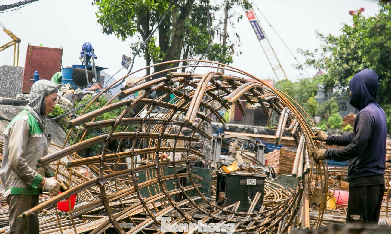Các công nhân đang hối hả thi công hạng mục cọc khoan nhồi dưới sông Cầu, dự kiến khoảng cuối tháng 6 này sẽ hoàn thành. Các công nhân đang hối hả thi công hạng mục cọc khoan nhồi dưới sông Cầu, dự kiến khoảng cuối tháng 6 này sẽ hoàn thành.