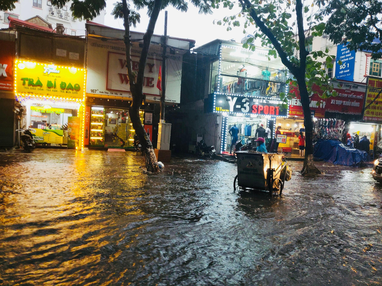 Trận mưa lớn đã khiến nhiều tuyến phố, tuyến đường, khu dân cư ngập sâu.