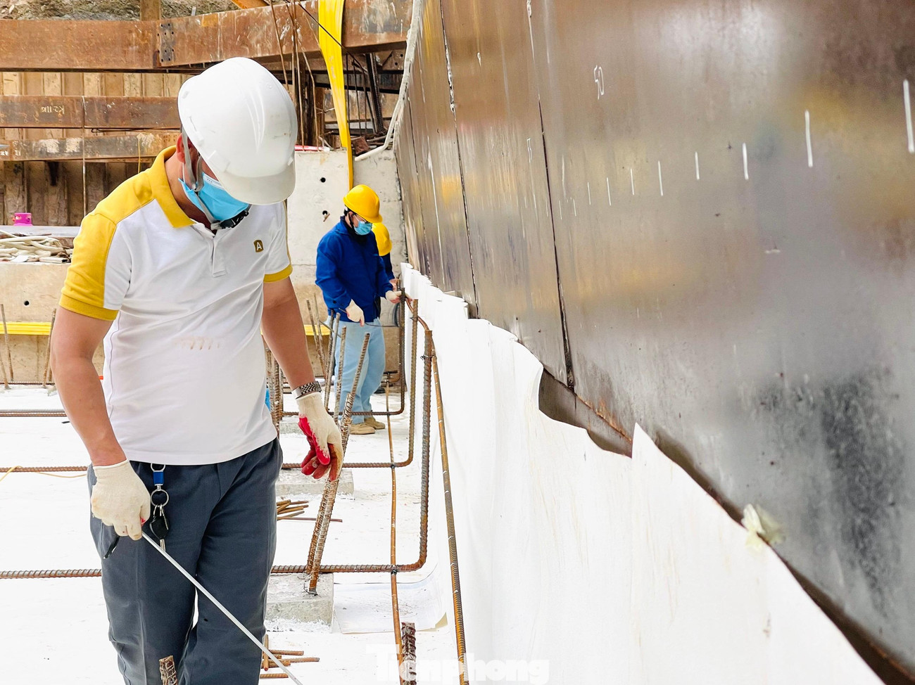 Hiện tại trên công trường thi công hầm chui Lê Văn Lương, hàng chục công nhân, kỹ sư đang triển khai hạng mục chống thấm - một trong những hạng mục được đánh giá là quan trọng bậc nhất của dự án. Hiện tại trên công trường thi công hầm chui Lê Văn Lương, hàng chục công nhân, kỹ sư đang triển khai hạng mục chống thấm - một trong những hạng mục được đánh giá là quan trọng bậc nhất của dự án.