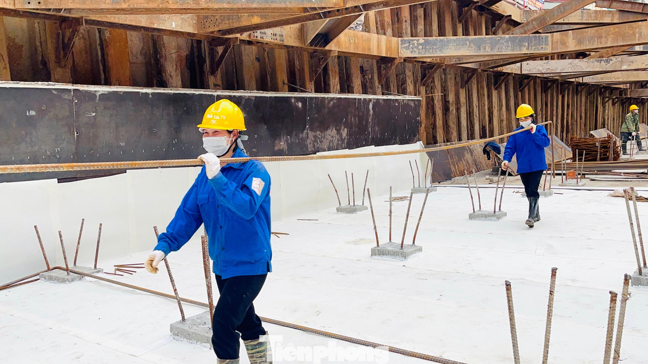 Đại diện dự án cho biết, bắt đầu từ mùng 6 Tết chúng tôi khai xuân, huy động 100% nhân lực triển khai đồng loạt trên tất cả các mũi thi công. Các đơn vị nhà thầu đang tập trung đẩy nhanh tiến độ hạng mục đào đất, cố gắng phấn đấu đến 30/4 sẽ hoàn thành tiến độ giai đoạn 1 để thông xe kỹ thuật và chuyển sang giai đoạn 2 của dự án. Phấn đấu đến cuối năm 2022 sẽ thông xe. Đại diện dự án cho biết, bắt đầu từ mùng 6 Tết chúng tôi khai xuân, huy động 100% nhân lực triển khai đồng loạt trên tất cả các mũi thi công. Các đơn vị nhà thầu đang tập trung đẩy nhanh tiến độ hạng mục đào đất, cố gắng phấn đấu đến 30/4 sẽ hoàn thành tiến độ giai đoạn 1 để thông xe kỹ thuật và chuyển sang giai đoạn 2 của dự án. Phấn đấu đến cuối năm 2022 sẽ thông xe.