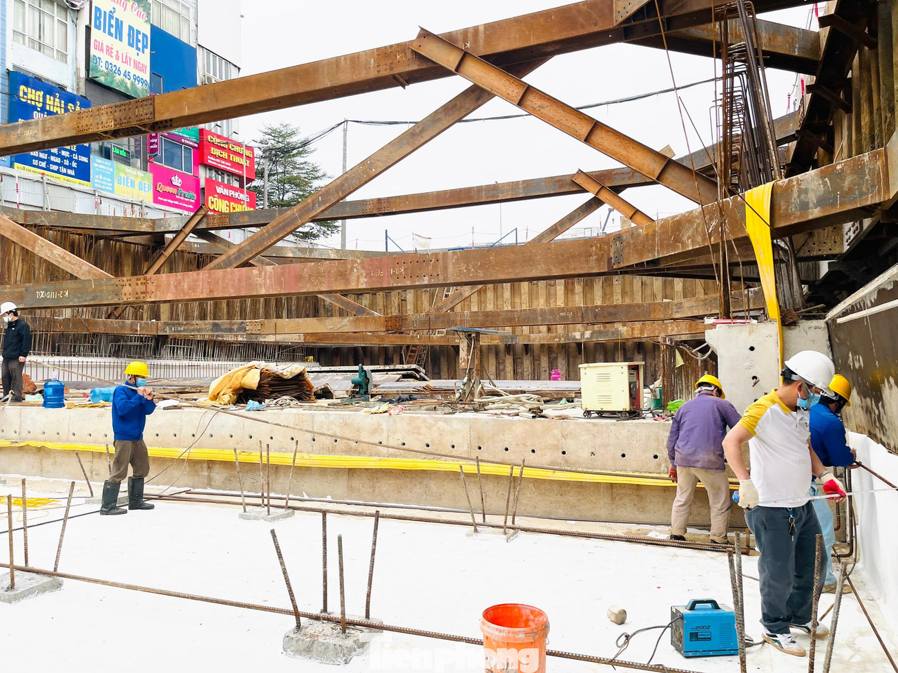 Từng tốp công nhân đang tỉ mỉ, khẩn trương xử lý lớp chống thấm tại khu vực hầm chui Lê Văn Lương. Từng tốp công nhân đang tỉ mỉ, khẩn trương xử lý lớp chống thấm tại khu vực hầm chui Lê Văn Lương.