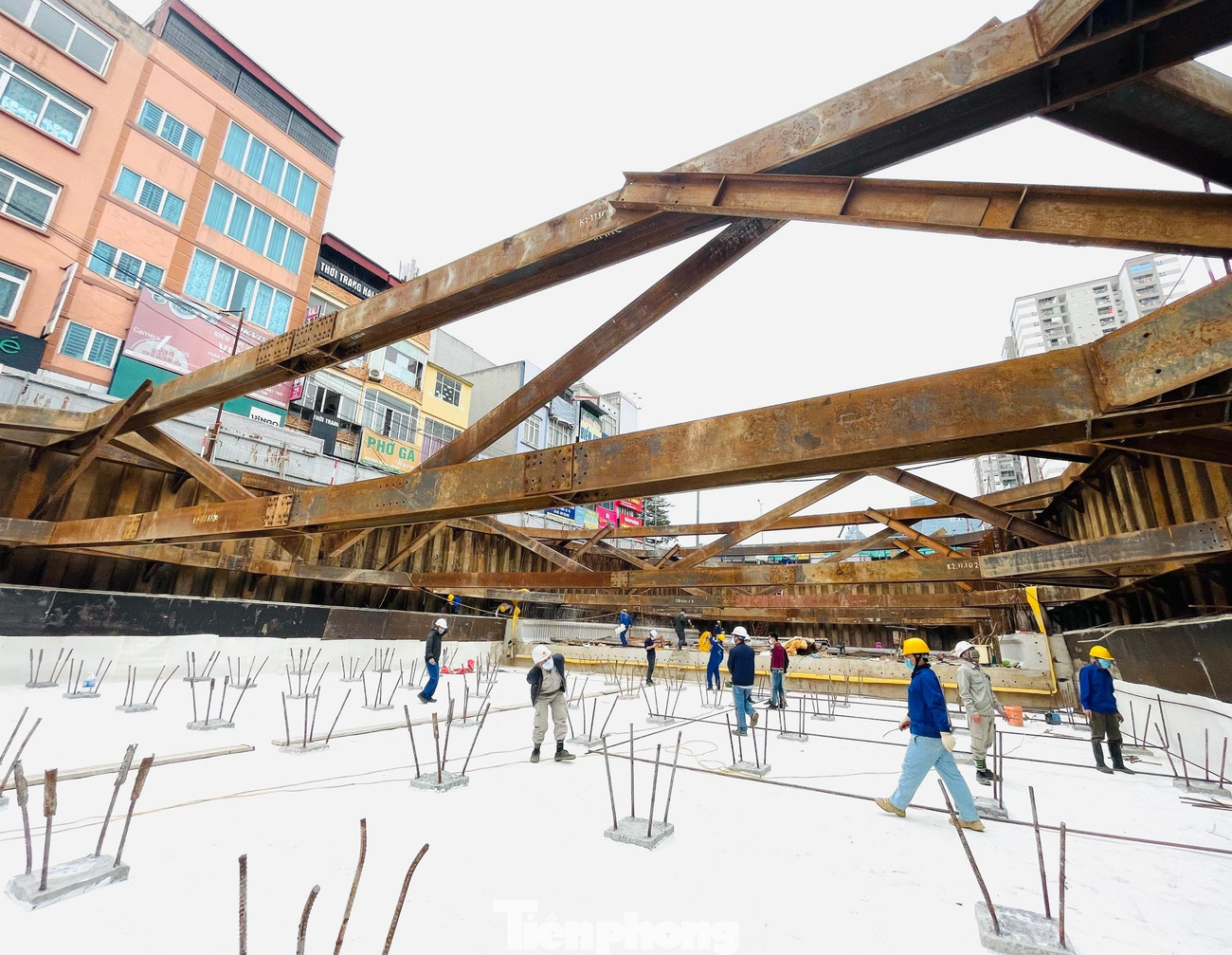 Hầm chui được xây dựng trực thông hướng đường Lê Văn Lương, đi ngầm qua nút giao Khuất Duy Tiến – Tố Hữu, có tổng chiều dài hầm và gờ chắn hai đầu là 475 m. Hầm chui được xây dựng trực thông hướng đường Lê Văn Lương, đi ngầm qua nút giao Khuất Duy Tiến – Tố Hữu, có tổng chiều dài hầm và gờ chắn hai đầu là 475 m.