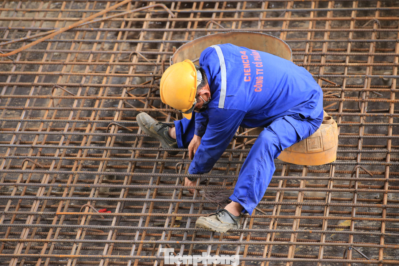 Chia sẻ với phóng viên báo Tiền Phong, ông Hồ Đức Phúc - Giám đốc điều hành liên danh nhà thầu của dự án hầm chui Lê Văn Lương (Hà Nội) cho biết: "Trong giai đoạn 1 của dự án, hạng mục chính là đào đất trong hầm đã hoàn thiện khoảng 60% khối lượng công việc... Chia sẻ với phóng viên báo Tiền Phong, ông Hồ Đức Phúc - Giám đốc điều hành liên danh nhà thầu của dự án hầm chui Lê Văn Lương (Hà Nội) cho biết: "Trong giai đoạn 1 của dự án, hạng mục chính là đào đất trong hầm đã hoàn thiện khoảng 60% khối lượng công việc...