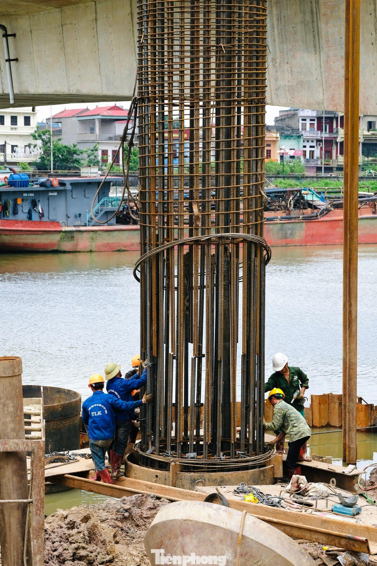 Trao đổi với báo Tiền Phong, đại diện dự án cầu Như Nguyệt cho biết, sau gần 2 tháng triển khai thi công, tiến độ dự án đã đạt khoảng 20% khối lượng công việc... Trao đổi với báo Tiền Phong, đại diện dự án cầu Như Nguyệt cho biết, sau gần 2 tháng triển khai thi công, tiến độ dự án đã đạt khoảng 20% khối lượng công việc...