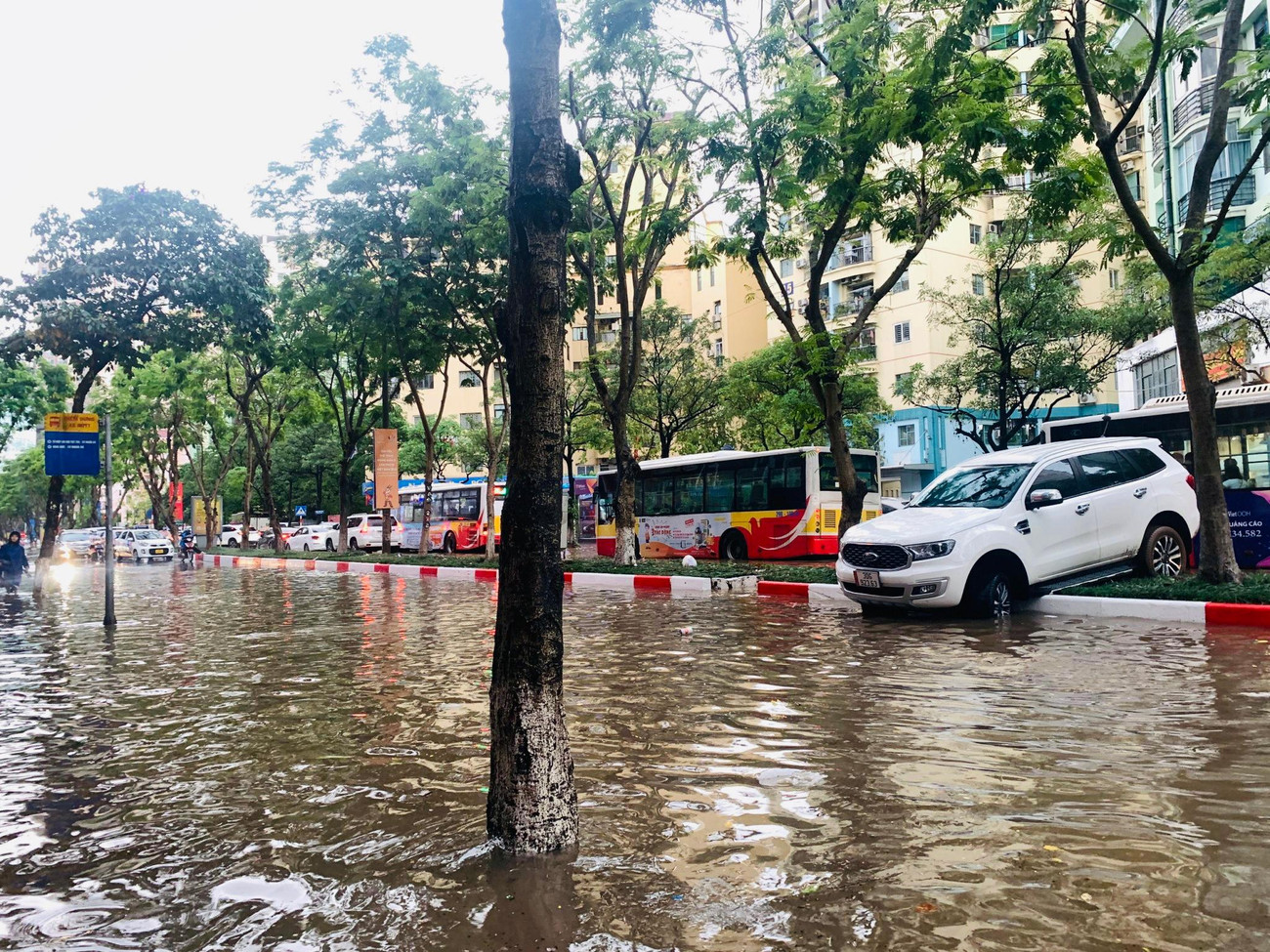 Đến khoảng 16h, trời mưa đã ngớt nhưng nhiều địa điểm vẫn xảy ra hiện tượng ngập nặng.