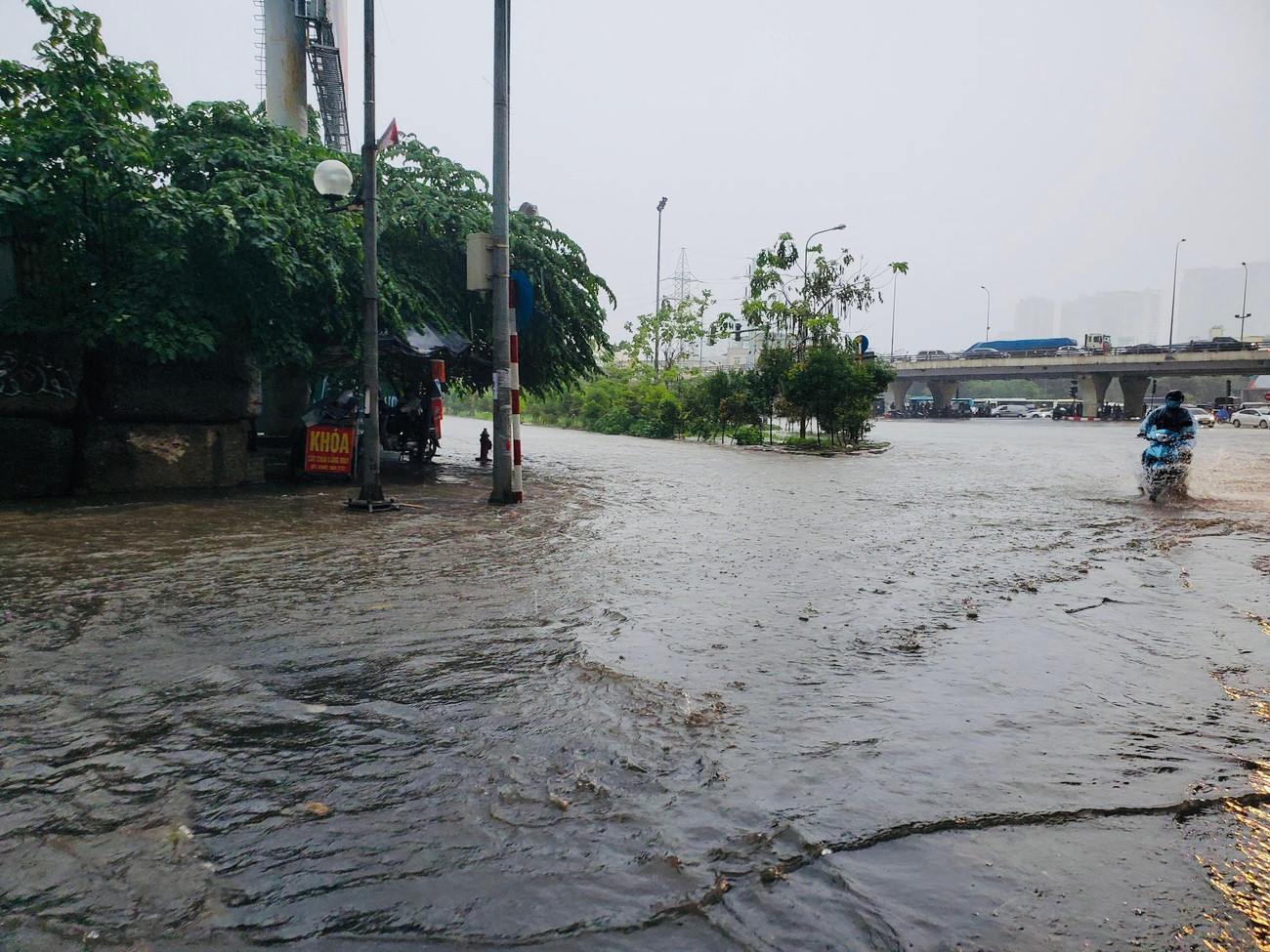 Theo Công ty TNHH Thoát nước Hà Nội đã ghi nhận lượng mưa trên 100mm chỉ trong 2 giờ (13h50 - 15h50) và tập trung ở khu vực Cầu Giấy, Ba Đình, Thanh Xuân, Hoàn Kiếm.