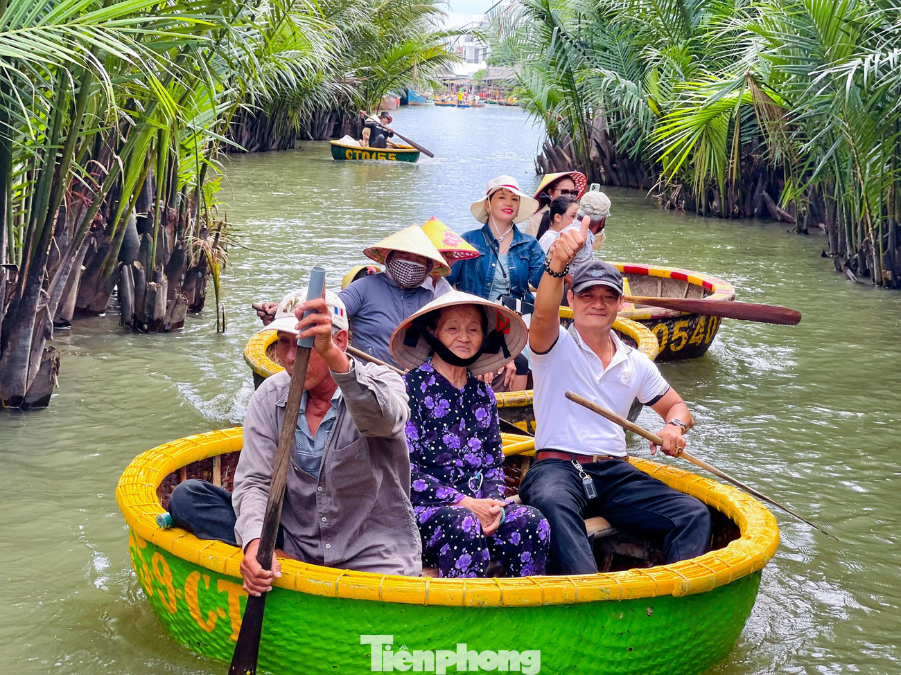 Tận dụng vẻ đẹp tự nhiên của rừng dừa, người dân địa phương đã “sáng tạo” nên một cách làm du lịch hoàn toàn mới, đó là chở khách đi chơi bằng thúng, bằng thuyền.