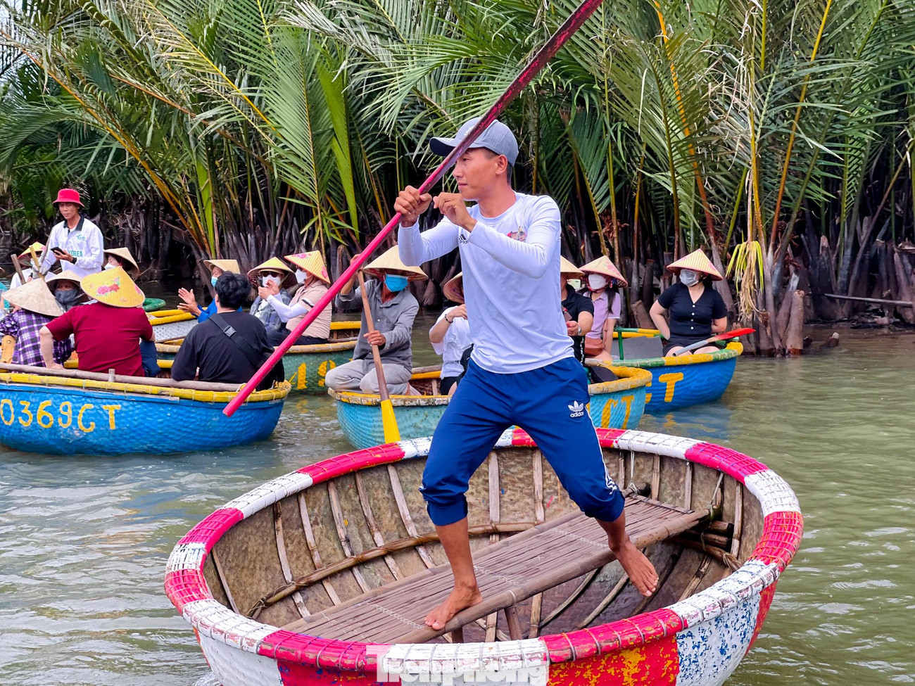 Sau những giờ phút ngắm cảnh yên bình trên sông nước, du khách sẽ có dịp trầm trồ khi đến với tiết mục “múa thúng” vô cùng điệu nghệ của bà con nơi đây.