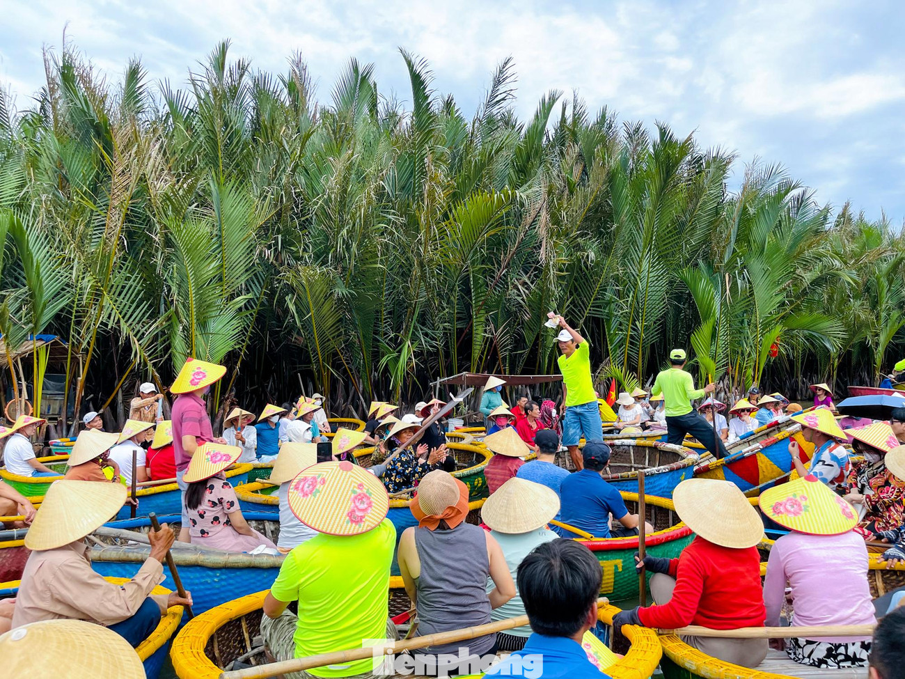 Đây cũng chính là hoạt động được yêu thích nhất nhưng cũng khá “đáng sợ”, bởi không ai cũng có đủ can đảm để tham gia vào trải nghiệm 'múa thuyền thúng' quay vòng tròn với tốc độ rất nhanh, đòi hỏi du khách phải có sức chịu đựng dẻo dai này.