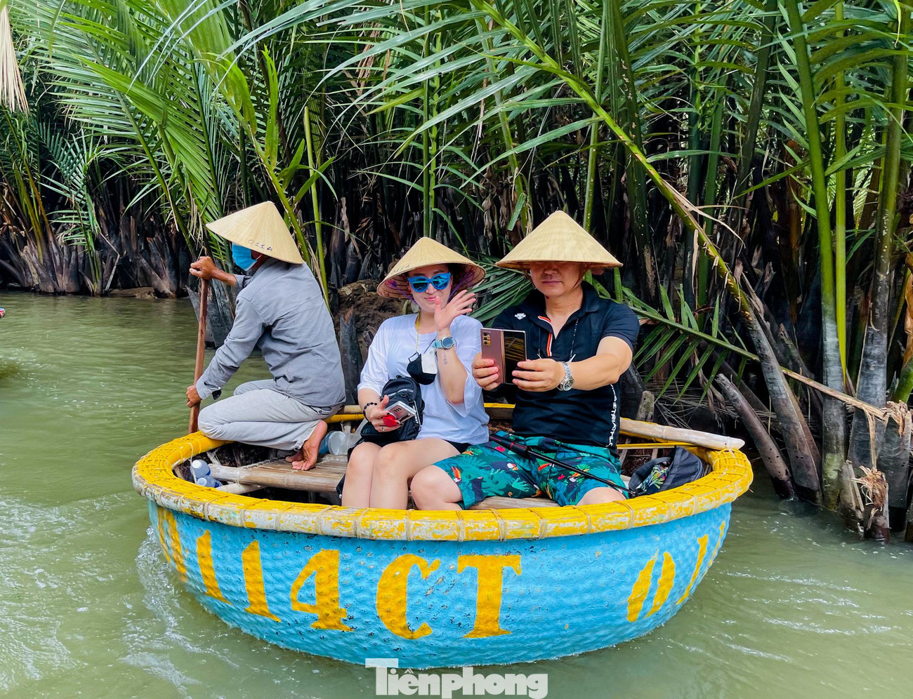 Du khách hào hứng checkin để lưu giữ những khoảng khắc ấn tượng nhất của chuyến đi.