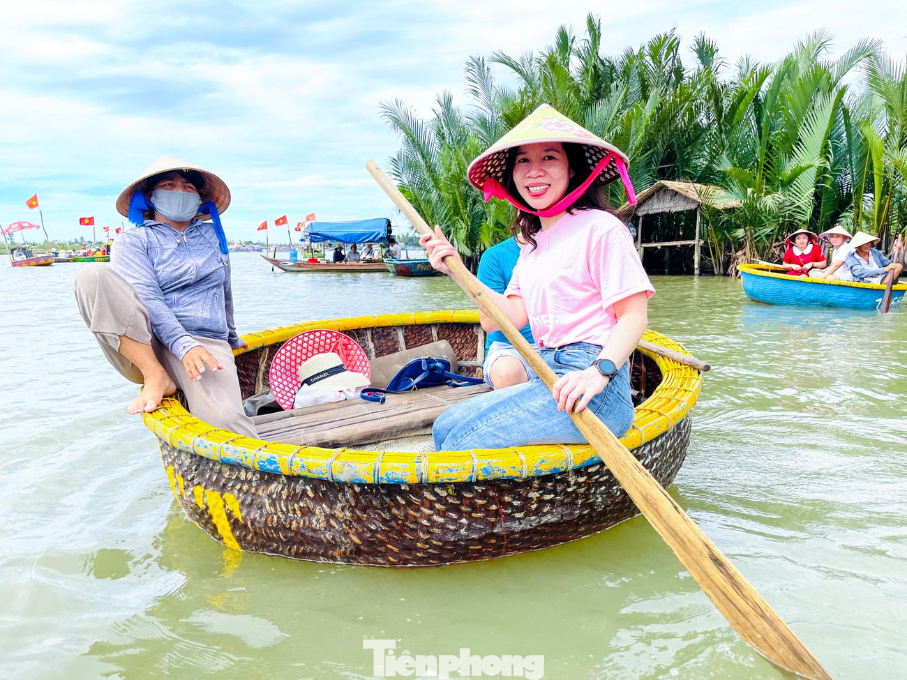 Du khách rất hào hứng khi được tận tay trải nghiệm chèo thuyền thúng trên sông nước.