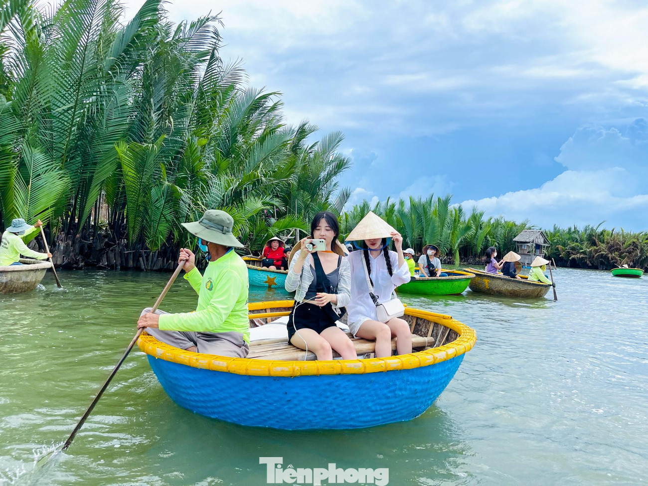 Du khách nước ngoài cũng rất hào hứng khi được trải nghiệm tham quan rừng dừa.