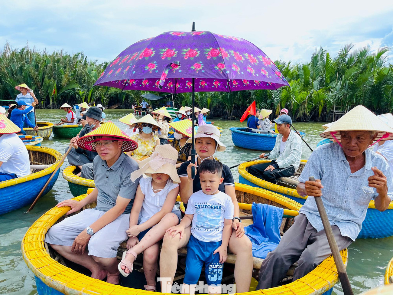 Các bạn nhỏ khá lạ lẫm, ngạc nhiên khi cùng gia đình trải nghiệm tham quan trên những chiếc thuyền thúng mầu sắc xinh xắn, dễ thương.