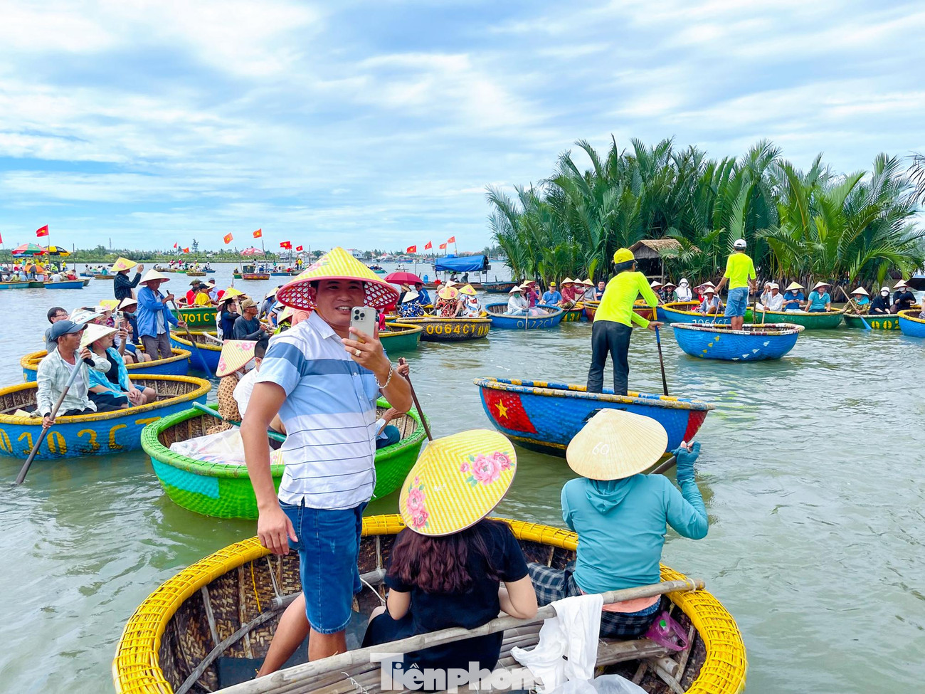 Khu du lịch rừng dừa Bảy Mẫu, Hội An trước đây được biết đến khu căn cứ địa cách mạng của quân dân trong kháng chiến. Nhờ địa hình kín đáo mà kể từ thời kháng Pháp, dân ta đã tổ chức nhiều trận phục kích đánh bại nhiều trận càn của địch.