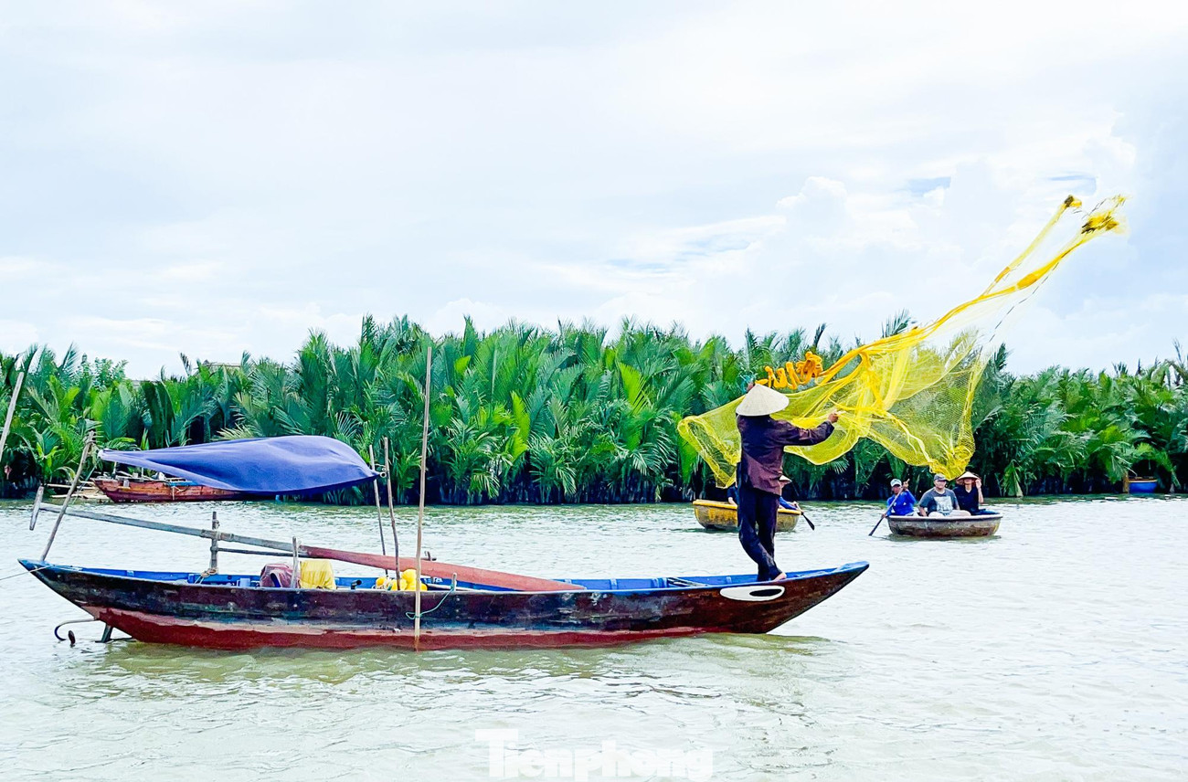 Màn giăng lưới đánh cá cũng cực kỳ sinh động, thu hút du khách.