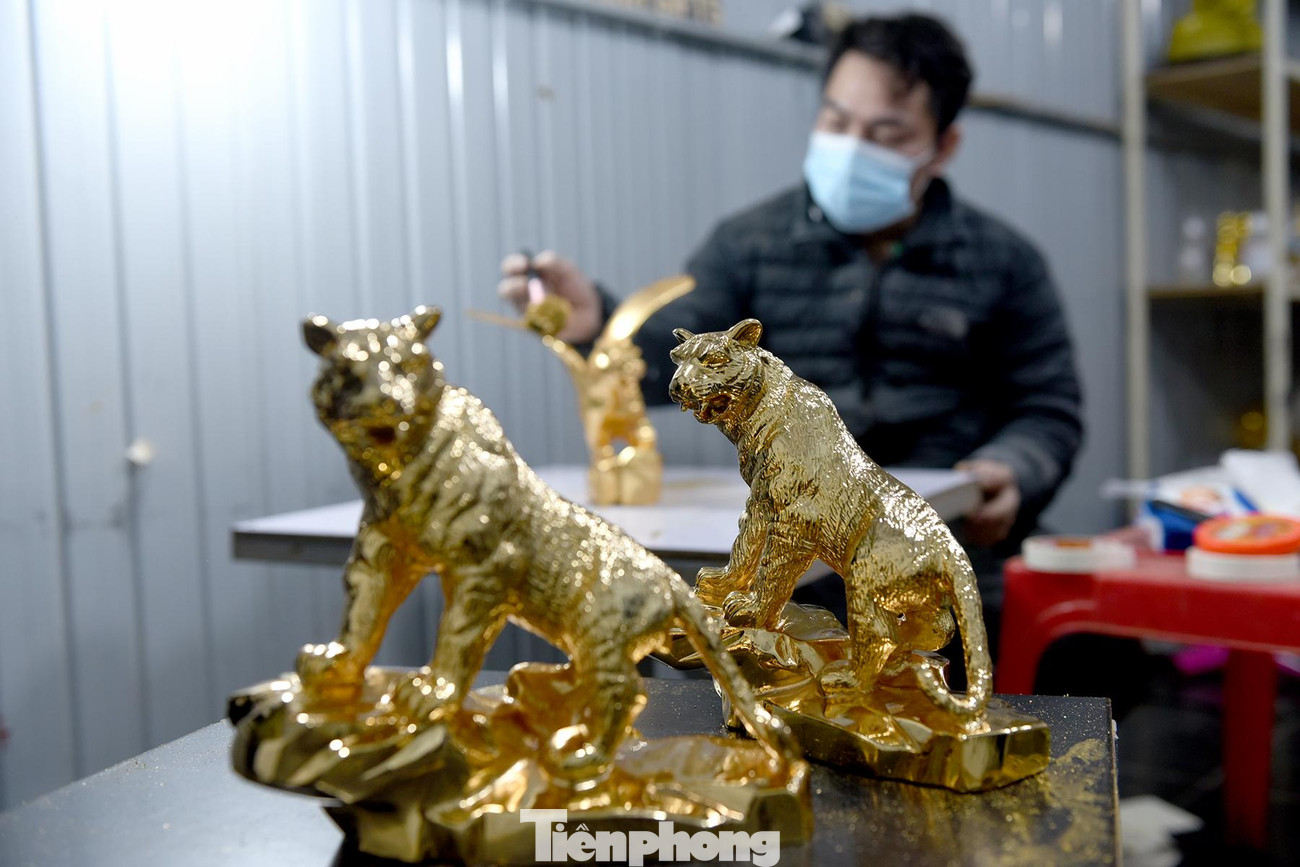 Sản phẩm tượng Bạch Hổ Minh Tân và Bạch Hổ Hưng Tân được đúc theo mẫu thiết kế của nhà điêu khắc, họa sĩ Vũ Dũng. Tác giả lấy cảm hứng từ hình ảnh loài hổ chân thực kết hợp ý tưởng bay bổng, thăng hoa