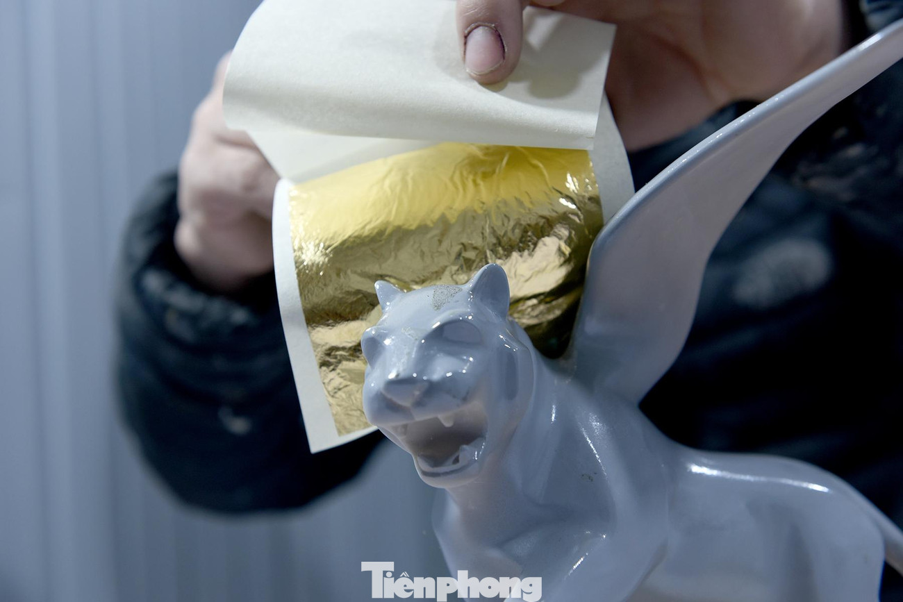 Dịp Tết Nguyên đán Nhâm Dần 2022, tượng hổ mạ vàng, dát vàng 24k đang trở thành những mặt hàng "hot" trên thị trường