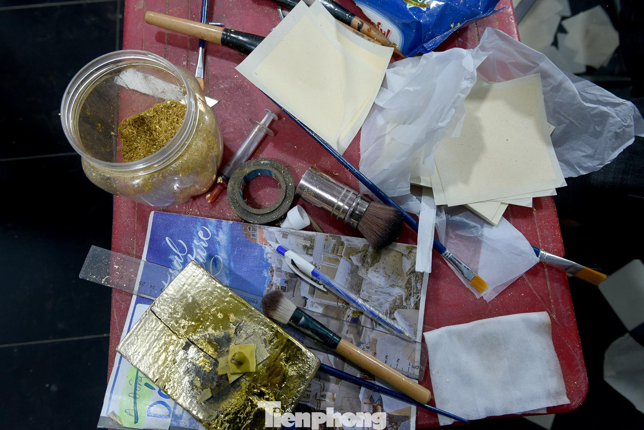 Đầu tiên, người thợ thủ công tạo mẫu bằng đất sét. Sau khi tạo mẫu xong, người thợ sẽ tạo khuôn âm bản bằng các chất liệu đồng, hay composite tổng hợp. Cuối cùng là công đoạn đúc tượng. Những công đoạn này đòi hỏi công nghệ và bí quyết đúc riêng để tạo nên những sản phẩm mịn, đẹp, không bị rách, xước trên bề mặt. Các đường nét có tinh tế, đẹp mắt, sắc mỏng hay không cũng nhờ khâu đúc tượng này