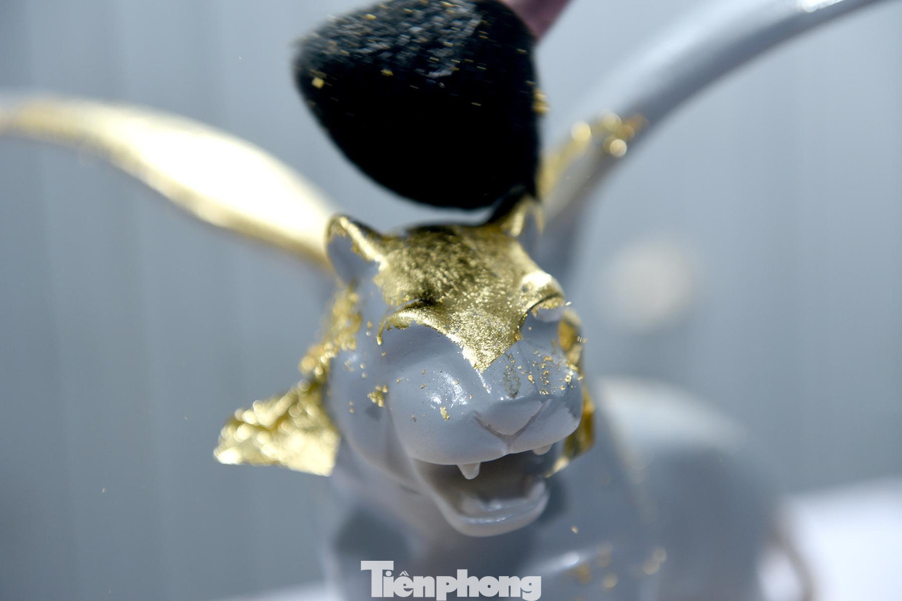 Một xưởng chế tác ở Hà Nội đã đưa ra thị trường 2 sản phẩm hổ dát vàng 24k độc đáo, có trị giá hàng chục triệu đồng